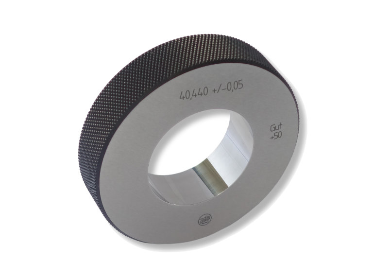 Gut-Lehrringe nach DIN 2250-G für Durchmesser von 1,500 mm bis 50,000 mm mit einer Stufung von 0,001 mm. Ausführung für alle Toleranzarten Nennmaße oder ISO-Toleranzfelder ab Qualitätsstufe 6. Die Lehrringe werden aus gehärtetem Lehrenstahl gefertigt. Weitere Größen und feinere Toleranzen auf Anfrage. Gut-Lehrringe nach DIN 2250-G für Durchmesser von 1,500 mm bis 50,000 mm mit einer Stufung von 0,001 mm. Ausführung für alle Toleranzarten Nennmaße oder ISO-Toleranzfelder ab Qualitätsstufe 6. Die Lehrringe werden aus gehärtetem Lehrenstahl gefertigt. Weitere Größen und feinere Toleranzen auf Anfrage.