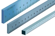 Rostfreie Maßstäbe nach DIN, laserinterferometrisch kalibriert und mit Prüfnummer. Maßstäbe nach DIN 865 mit quadratischen Querschnitt und 10 mm Schutzenden beidseitig. Maßstäbe nach DIN 866-A und DIN 866-B bis 6000 mm.